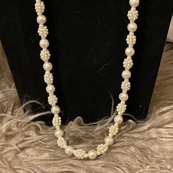 Pearl Cluster Pearl Necklace - Picture 2 of 2